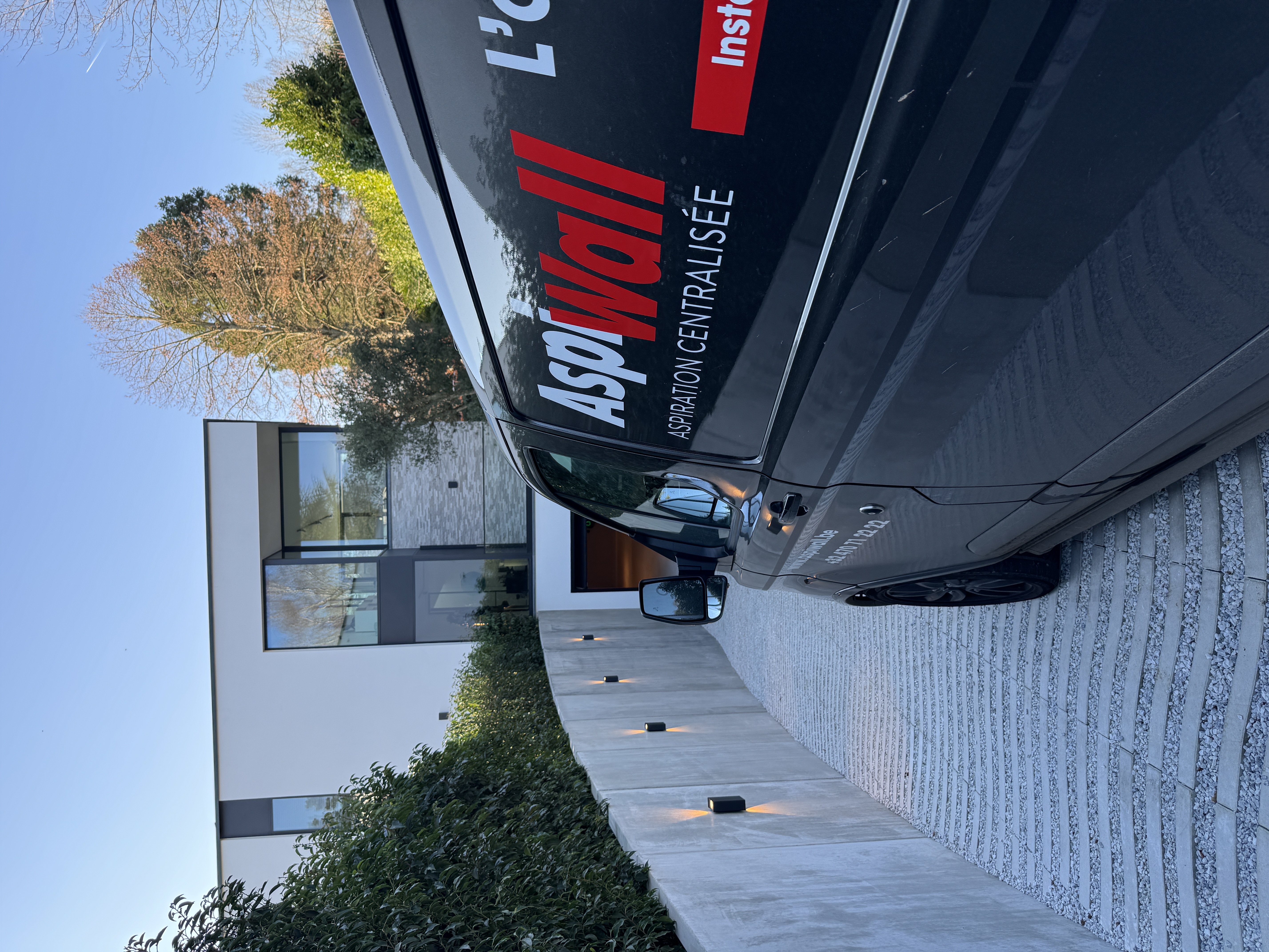 Camionnette AspiWall en intervention devant une habitation
