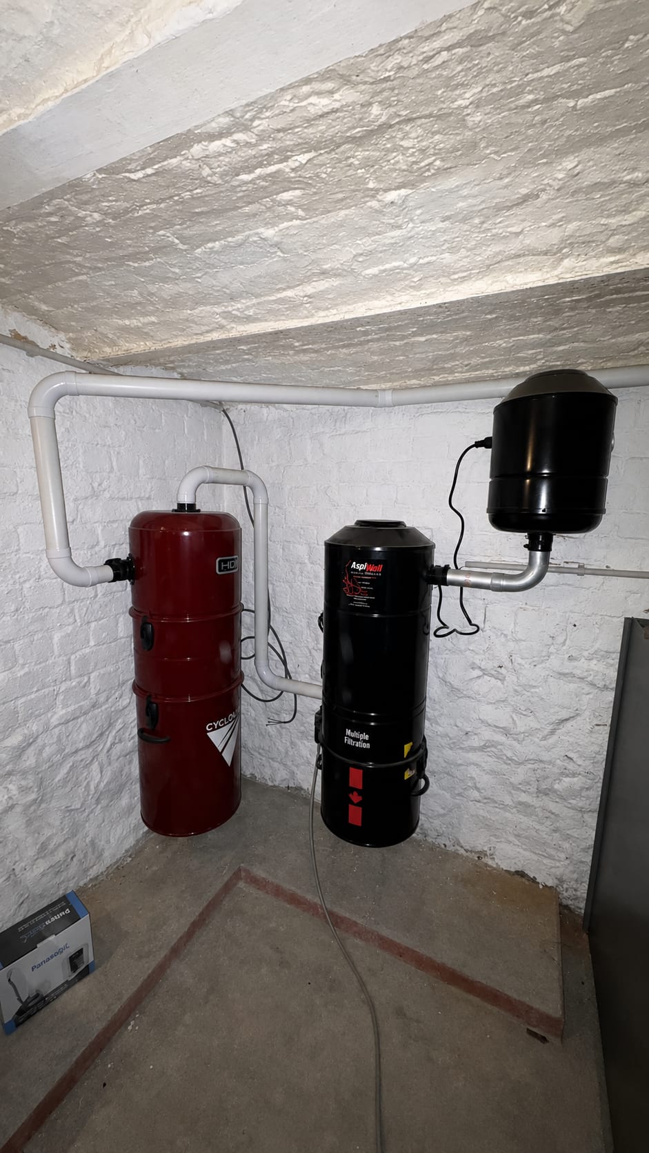 Intercepteur cyclonique Cyclovac HD bordeaux et centrale AspiWall S500 installés dans une cave à Beaumont